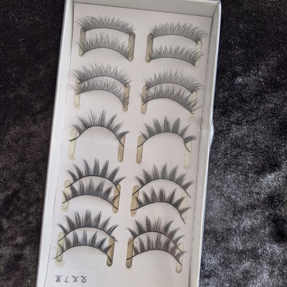 False Eyelashes - Picture 1 of 1
